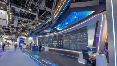 Abu Dabi, BAE - 25 Şubat 2023: Uluslararası Savunma Sergisi ve Konferansı, IDEX zaman atlaması. Stratejik açıdan en önemli üçlü savunma sergisi. Siber Güvenlik Konseyi