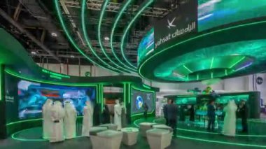 Abu Dabi, BAE - 25 Şubat 2023: Uluslararası Savunma Sergisi ve Konferansı, IDEX zaman atlaması. Dünyadaki en stratejik olarak en önemli üçlü hizmet sergisi. Yahsat standındaki uydu