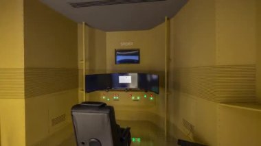 Abu Dabi, BAE - 25 Şubat 2023: Uluslararası Savunma Sergisi ve Konferans IDEX zaman atlaması. Stratejik olarak önemli üçlü servis sergisi. Tawazun Konseyinin içindeki kontrol odası.