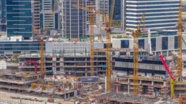 Çalışma saatleri saatlerce değişen vinçleri olan büyük bir inşaat alanı. Business Bay, Dubai 'deki büyük yerleşim ve ofis alanının en iyi hava manzarası