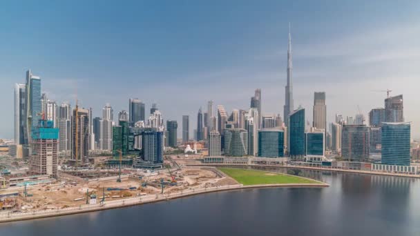Панорамный Вид Дубайский Деловой Залив Центр Города Различными Небоскребами Башнями — стоковое видео