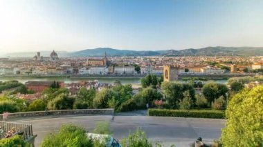 Yukarıdan akşam manzarası, zaman ayarlı. Piazzale Michelangelo noktasından Floransa 'nın tarihi binaların hava manzarası üzerine panorama. İtalya. Yazın mavi gökyüzü.