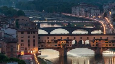 Günbegün Arno Nehri 'nin gökyüzü görüntüsü geçiş zamanı, Piazzale Michelangelo' dan Ponte Vecchio, Floransa, İtalya. Renkli gökyüzü. İyi akşamlar.