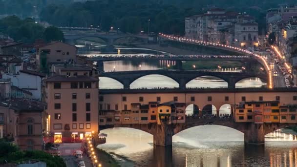 位于意大利佛罗伦萨的米开朗基罗广场的Vecchio桥 从天而降 从天而降的阿尔诺河的空中景观 多彩的天空夜雾 — 图库视频影像