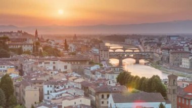 Yukarıdan Arno Nehri 'nin gökyüzü zaman çizelgesi görünüyor. Piazzale Michelangelo 'dan Ponte Vecchio Sunset, Florence, İtalya. Renkli gökyüzü. İyi akşamlar.