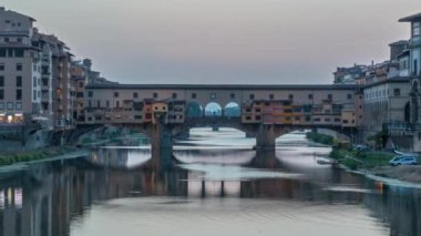 Arno Nehri ve Ponte Vecchio Köprüsü. Gün batımından sonra İtalya 'nın Toskana kentindeki Floransa' daki Ponte alle Grazie 'den geçiş zamanı. Akşamları nehire yansıyan yansıma