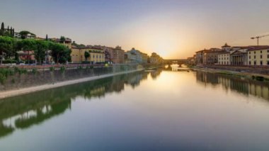 Florence Timelapse, İtalya 'daki Arno Nehri üzerindeki Florence Ponte Vecchio' nun günbatımı panoramik manzarası. Floransa mimarisi. Floransa 'nın ana simgelerinden biri. Renkli gökyüzü