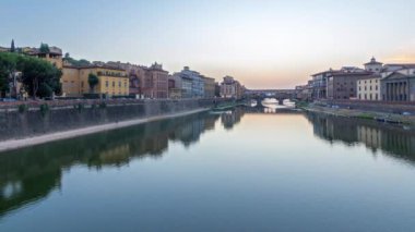 Arno Nehri ve Ponte Vecchio Köprüsü gün batımından sonra İtalya 'nın Toskana, Floransa' daki Ponte alle Grazie şehrinden geçiş zamanı. Işıklar akşam ışıklarıyla nehri aydınlatıyor.