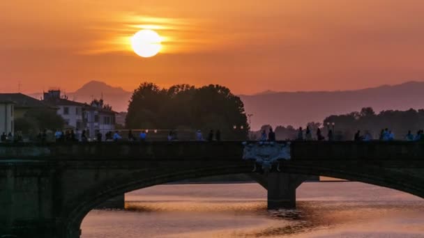 Widok Miasta Bliska Rzekę Arno Słynnym Mostem Świętej Trójcy Timelapse — Wideo stockowe