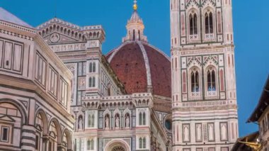 İtalya 'daki Floransa Duomo katedrali olan Santa Maria del Fiore Bazilikası' nın dış cephesi ve kubbesi. Çan kulesinin akşam aydınlanması
