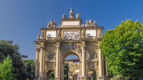 ロレーヌの凱旋門は リベルタ広場で過経過します フィレンツェの街の景色 道路上の交通 晴れた夏の日 人気の観光ヨーロッパの目的地 — ストック動画