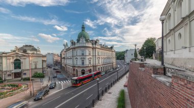 Panorama, 1890 'larda inşa edilen havadan zaman çizelgesi ve Polonya Tiyatrosu ile ana postane binasının Castle Hill manzaralı olduğunu gösteriyor. Sokakta trafik vardı. Bielsko-Biala, Polonya
