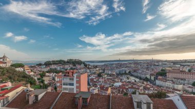 Panorama, Lizbon 'un ünlü hava manzarasını Miradouro da Senhora do Monte do Alfama ve Mauraria' nın en yüksek görüş açısını gösteriyor. Lizbon, Portekiz