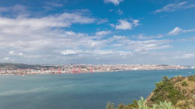 Lizbon şehir manzarası ve Tagus Nehri zaman çizelgesini gösteren panorama, Almada 'daki Cristo Rei' nin bakış açısından tarihi 25 Nisan köprüsü ile Eski Şehir Alfama 'nın hava manzarası. Portekiz