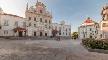 Panorama, Santarem See Katedrali manzaralı Sa da Bandeira Meydanı 'nı gösteriyor. Namı diğer Nossa Senhora da Conceicao Kilisesi zaman çizelgesi. Yürüme alanı. Portekiz
