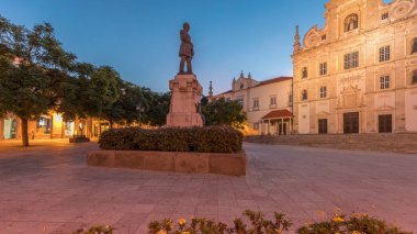 Panorama, Santarem See Katedrali manzaralı Sa da Bandeira Meydanı 'nı gösteriyor. Namı diğer Nossa Senhora da Conceicao Kilisesi. Mannerist tarzında inşa edilmiş, günden geceye geçiş zamanı. Yürüme alanı. Portekiz