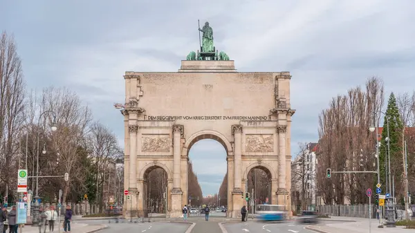 慕尼黑的西格斯特 Siegestor 或胜利门 Victory Gate 是一座纪念拱门 顶部是一座带有狮子四边形的巴伐利亚雕像 纪念碑周围街上的交通情况 后视镜德国 — 图库照片