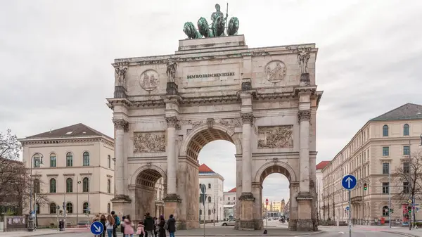 Brama Zwycięstwa Monachium Łuk Pamiątkowy Zwieńczony Rzeźbą Bawarii Lew Quadriga — Zdjęcie stockowe
