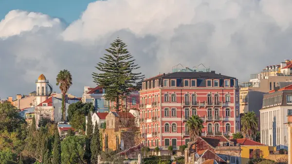 Geleneksel bir bahçe ve Lizbon şehir merkezine akşam boyunca alışılmadık manzaralı Jardim do Torel zaman çizelgesi. Bulutlu gökyüzü. Terası, barı ve büyük bir göleti var. Portekiz