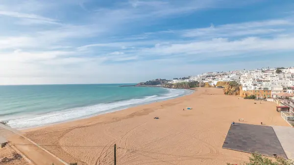 Panorama Ukazuje Širokou Písečnou Pláž Atlantický Oceán Městě Albufeira Timelapse — Stock fotografie