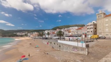 Panorama, Sesimbra Kasabası 'nın ve Portekiz' in deniz kıyısındaki zamanının hava görüntüsünü gösteriyor. Evleri ve kaleden kumsalları olan bir yer. Tepedeki kale. Setubal ilçesinde tatil köyü