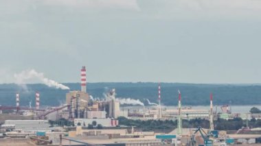 Dumanı tüten hava zaman ayarlı termoelektrik santrali. Portekiz 'in Setubal kenti yakınlarında bulunan ve akaryakıt kullanılan devre dışı bırakılmış elektrik santrali. Limanı olan sanayi fabrikası