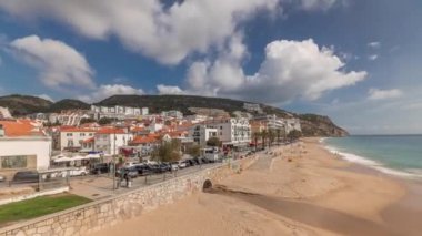 Panorama, Portekiz 'de Sesimbra Kasabası' nın ve deniz kıyısında yürüyüş zamanının hava görüntüsünü gösteriyor. Evleri ve kaleden kumsalları olan bir yer. Setubal ilçesinde tatil köyü