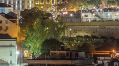 Lizbon 'un merkezindeki hava manzarası, Miradouro de Sao Pedro de Alcantara gece zaman ayarlı. Füniküler Gloria inip çıkıyor. Parktaki insanlar. Portekiz