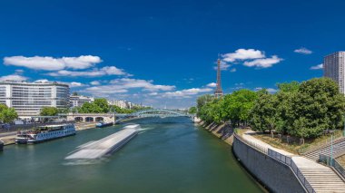 Paris, Fransa 'daki Grenelle Köprüsü' nden Seine nehri üzerindeki Eyfel kulesi. Kuğular adası ve güneşli yaz gününde nehirde bir gemi.