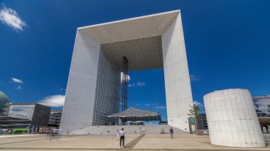 Paris 'in savunma bölgesi zaman atlaması hiperhız, Fransa. Yazın mavi bulutlu gökyüzü
