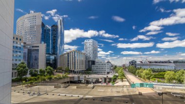 Paris 'te yüksek binaları olan modern iş ve finans bölgelerinin savunma zamanının gökdelenleri. Grande Arche 'dan görüntü. Mavi bulutlu gökyüzü ve modern kulelerde yansımalar.