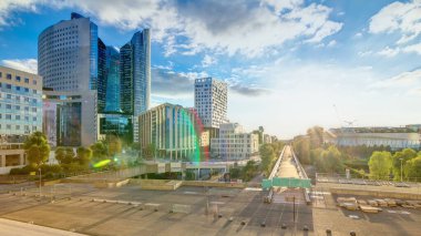 Paris Savunma Bölgesi 'nin ufuk çizgisi ve ofis binaları yaz mevsiminde gün batımında. Yukarıdan bak. Paris, Fransa