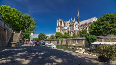 Notre Dame de Paris zaman atlaması Paris 'in en ünlü sembollerinden biridir. Sağ taraftaki tekne durağı. Güneşli yaz gününde Siene rıhtımından manzara