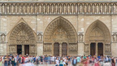 Notre-Dame de Paris 'e giriş uzun kuyrukta bekleyenlerin yakın görüntüsüyle. Fransa 'nın başkenti Paris' teki Cite Adası 'nda bulunan bir ortaçağ Katolik katedrali. Güneşli yaz günü