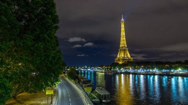 Eyfel Kulesi 'nden Jena Köprüsü' ne giden hava görüntüsü. Eiffel kulesi olan Seine Nehri 'ndeki tekne istasyonu. Görüntü Bir-Hakeim köprüsünden. Paris, Fransa