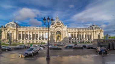 Dış görünüş, Paris 'teki Petit Palais Müzesi' nin zaman atlaması hiperhızlandırmasını da içeriyor. Grand Palais 'in manzarası ve yolda trafik var. Yazın mavi bulutlu gökyüzü