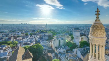 Paris 'in panoraması güneş batmadan önce, Fransa' da. Arka planda iş bölgesi gökdelenleri var. Montmartre bakış açısından hava manzarası. Mavi bulutlu gökyüzü güneşli.