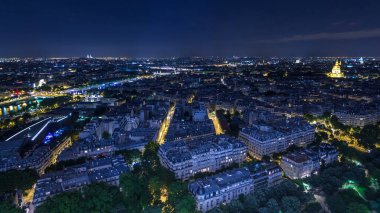 Paris sokaklarının ve Eyfel Kulesi gözlem güvertesinin tepesindeki Seine nehrinin hava gece görüşü. Akşam aydınlatması.