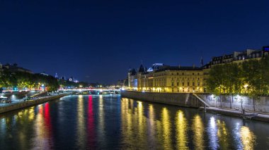 Conciergerie Castle ve Pont au Change ile Seine nehrinin zaman atlaması üzerinde adanın havadan görüntüsü. Gece aydınlatması suya yansıdı. Fransa, Paris