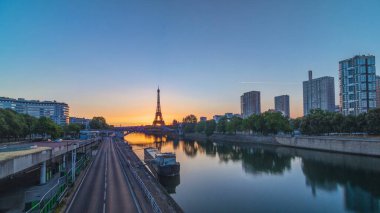 Eyfel Kulesi, Seine Nehri 'nde ve Fransa' nın Paris şehrinde teknelerle gün doğumu zamanı. Grenelle Köprüsü 'nden panoramik görüntü. Modern binalar ve trafik