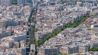 Paris 'in yukarıdaki ufuk çizgisi zaman çizelgesinden görünüyor. Grenelle Bulvarı ve metro hattı olan Avrupa megapolis 'i. Montparnasse kulesinin gözlem güvertesinden kuş bakışı görüntü. Paris, Fransa