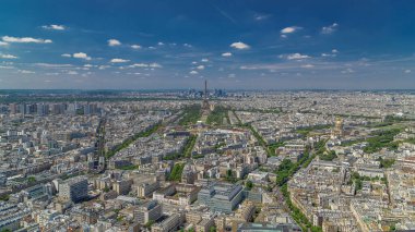 Montparnasse kulesinden Eiffel kulesi ve La Defense bölgesiyle Paris, Fransa 'nın arka planındaki panoramik manzara. Güneşli yaz gününde gözlem güvertesinden en üst manzara.