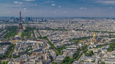 Montparnasse Kulesi 'nden Paris, Fransa' nın arka planında Eyfel Kulesi ve La Defense bölgesinin gökdelenleriyle hava görüntüsü. Güneşli yaz gününde gözlem güvertesinden en üst manzara.