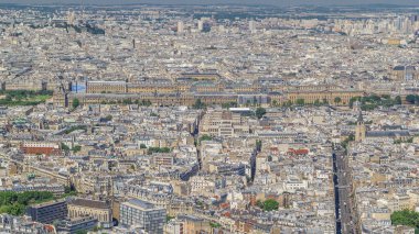 Paris 'in ufuk çizgisinin en üst görüntüsü. Zaman kavşağında trafik var. Avrupa megapolis 'inin ana simgeleri. Montparnasse kulesinin gözlem güvertesinden kuş bakışı görüntü. Paris, Fransa