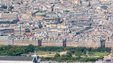 Garnier Operası ve Tuileries Parkı. Paris 'in yukarıdaki ufuk çizgisi zaman çizelgesinden görünüyor. Montparnasse kulesinin gözlem güvertesinden Avrupa megapolis kuş bakışı manzarasının ana simgeleri. Paris, Fransa