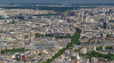 Fransa Ulusal Kütüphanesi ile Paris 'in en üst görünümü zaman çizgisinin yukarısında. Avrupa megapolis 'inin ana simgeleri. Montparnasse kulesinin gözlem güvertesinden kuş bakışı görüntü. Paris, Fransa