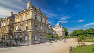 Lüksemburg Sarayı ve Paris 'teki park zaman atlaması, Paris' in en güzel bahçelerinden biri olan Jardin du Lüksemburg. Fransa.