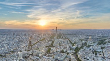 Gün batımında Paris Panoraması. Paris, Fransa 'daki Montparnasse binasının gözlem güvertesinden Eyfel kulesi manzarası. Yaz gününde renkli gökyüzü