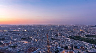 Gün batımından geceye geçiş zamanından sonra Paris Panoraması. Fransa 'daki Montparnasse binasının gözlem güvertesinden en iyi hava manzarası. Yaz gününde renkli gökyüzü