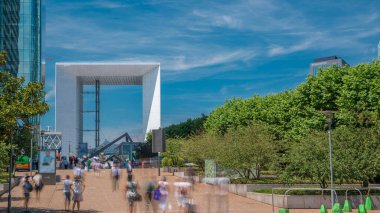 Fransa 'nın Paris banliyöleri yakınlarındaki modern iş yeri ve yerleşim alanı boyunca La Defense' ın gökdelenleri. Yeşil ağaçlar, güneşli yaz gününde mavi bulutlu gökyüzü